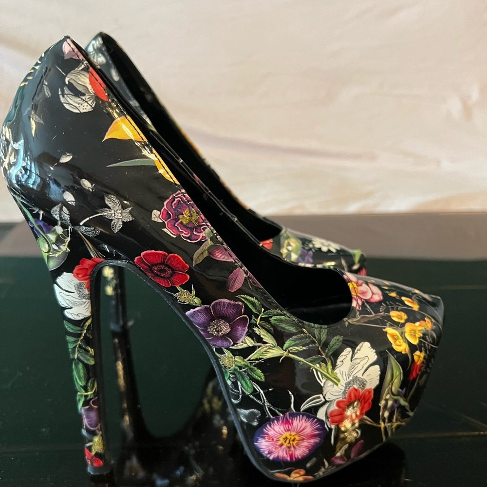 Ami clubwear black platform heels,7.5, 6.5 in heel, and a 3 in platform.